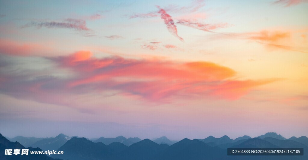 绚丽晚霞下的山峦美景
