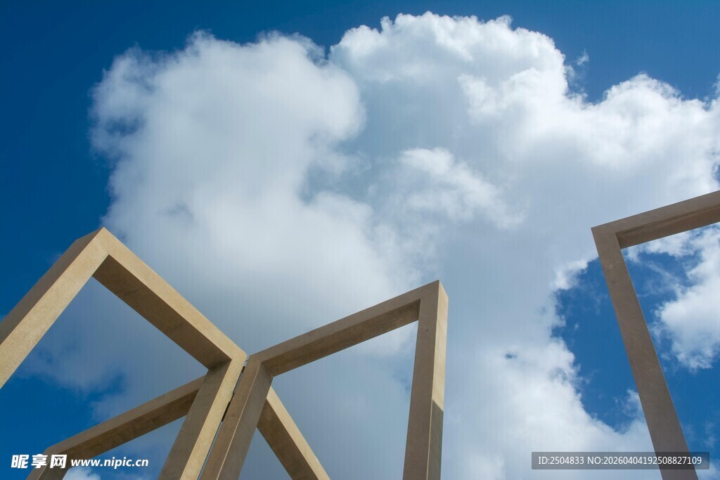 蓝天之下的几何建筑框架