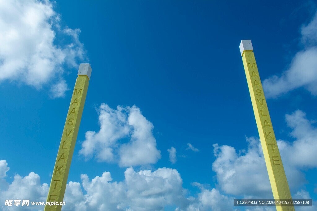 蓝天中两根黄色高耸立柱