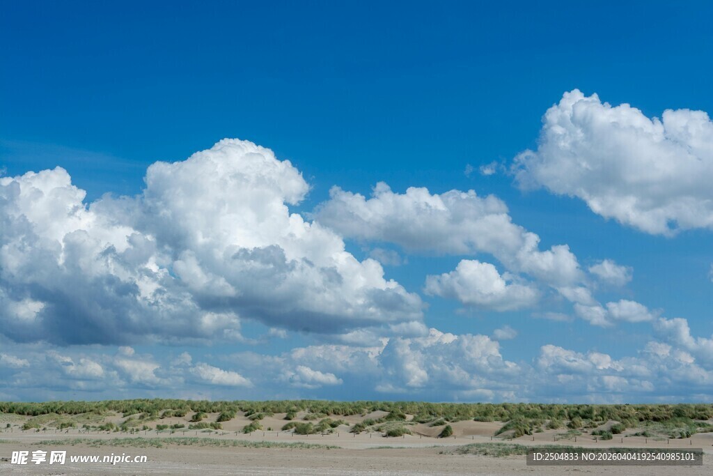 蓝天之下的蓬松云朵