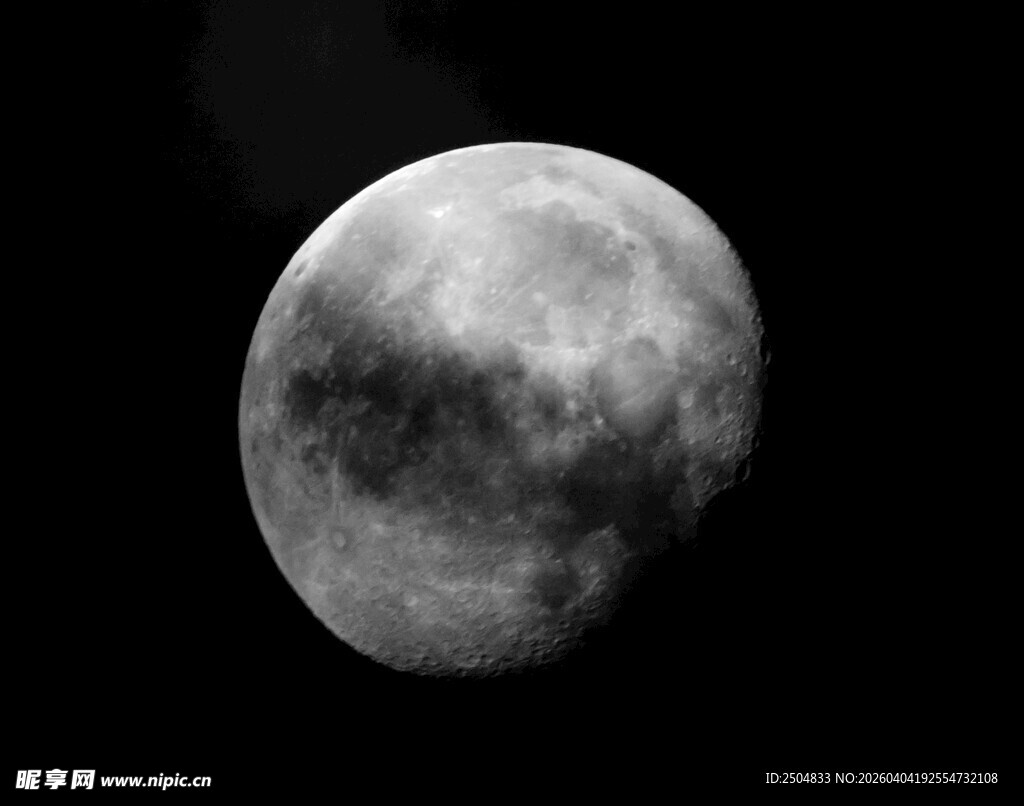 夜空中的皎洁明月