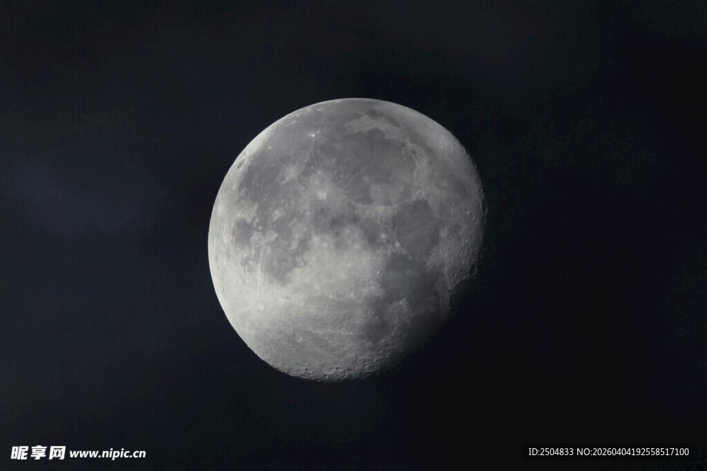 夜空中的皎洁明月