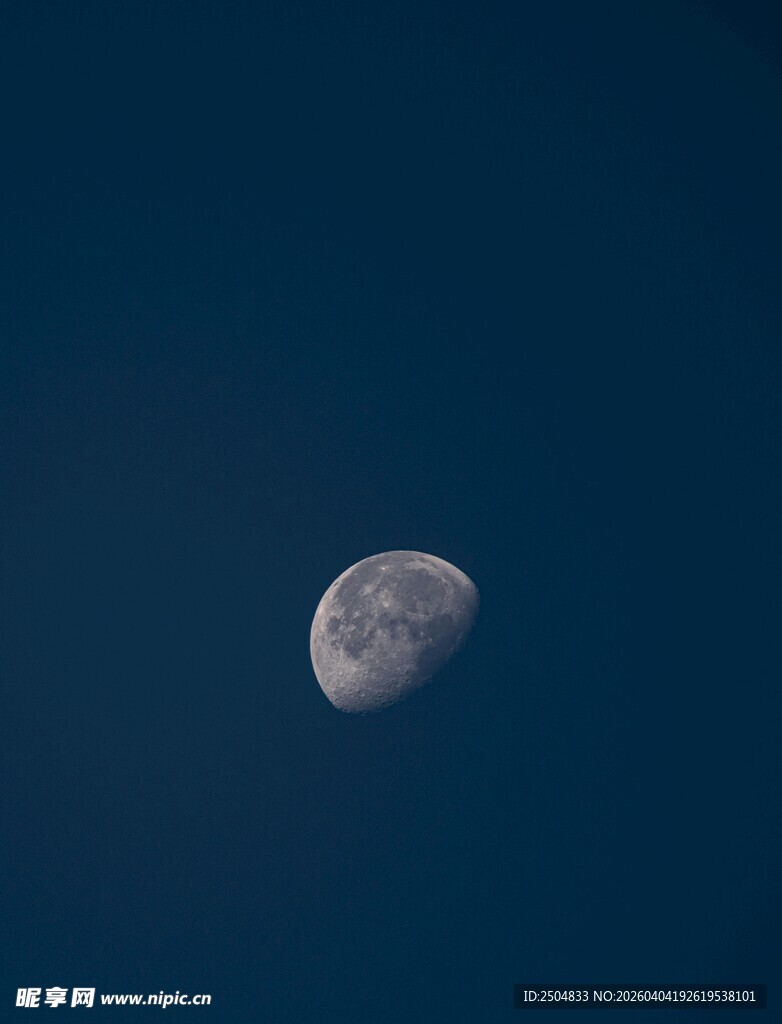 夜空中的半轮明月