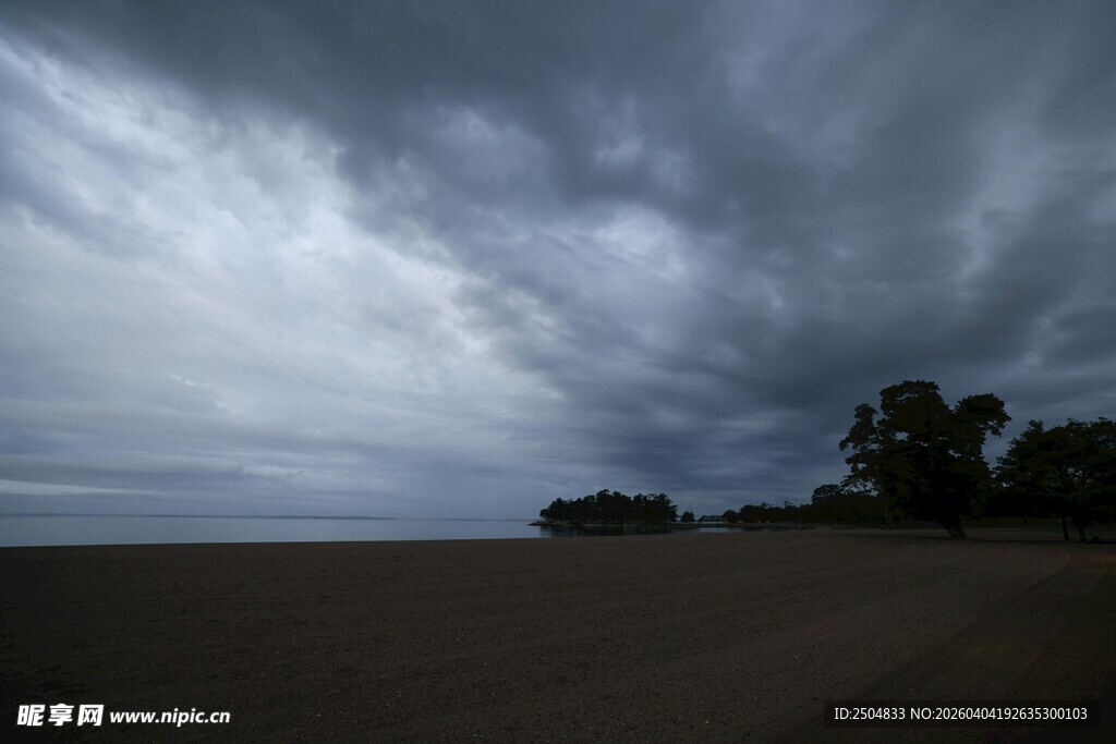 乌云笼罩下的广袤田野