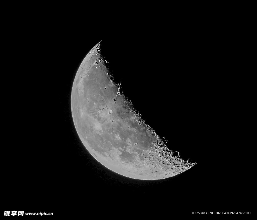 弯弯新月挂夜空