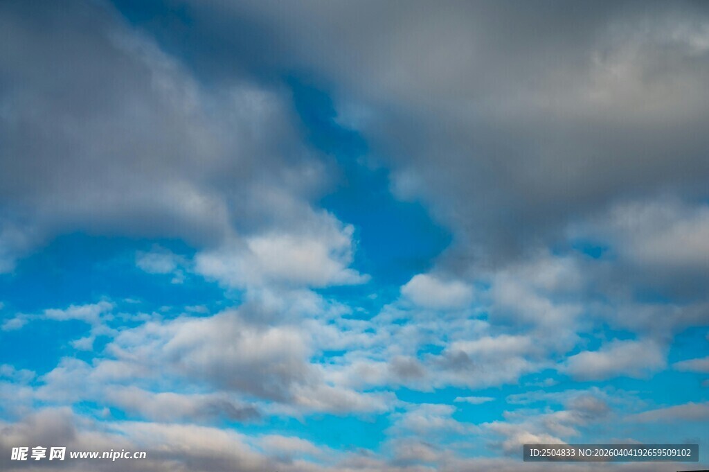 蓝天之上的云朵景观