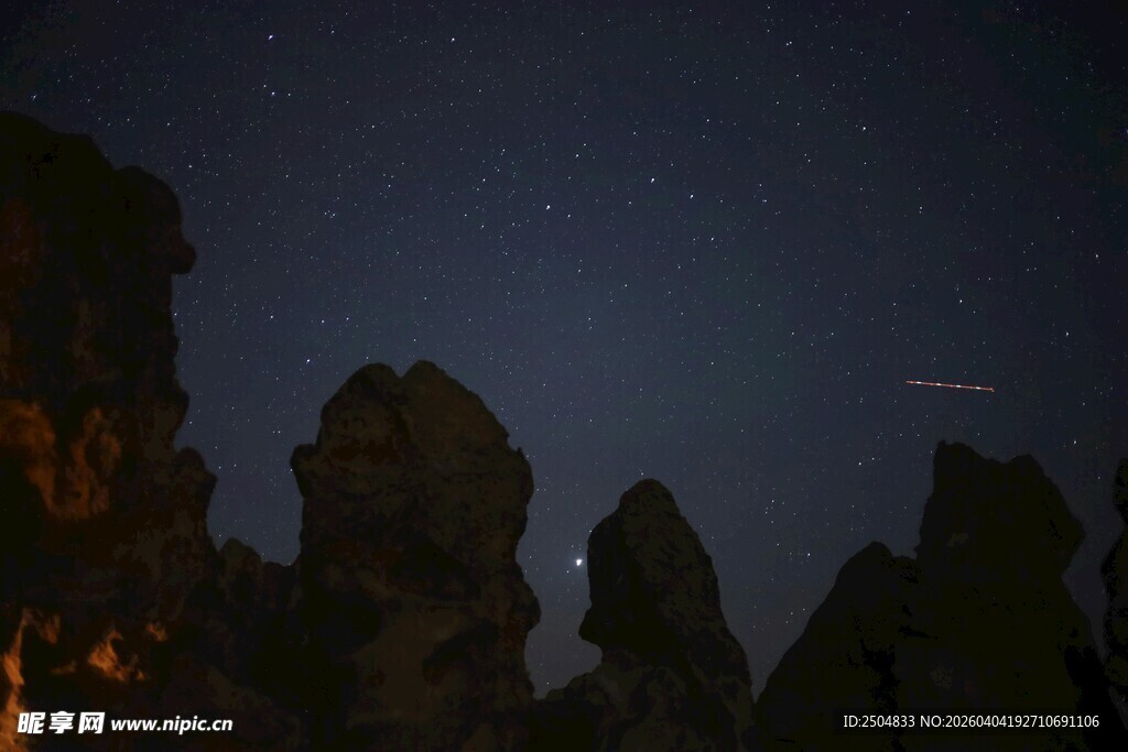 夜空下的奇特岩石景观