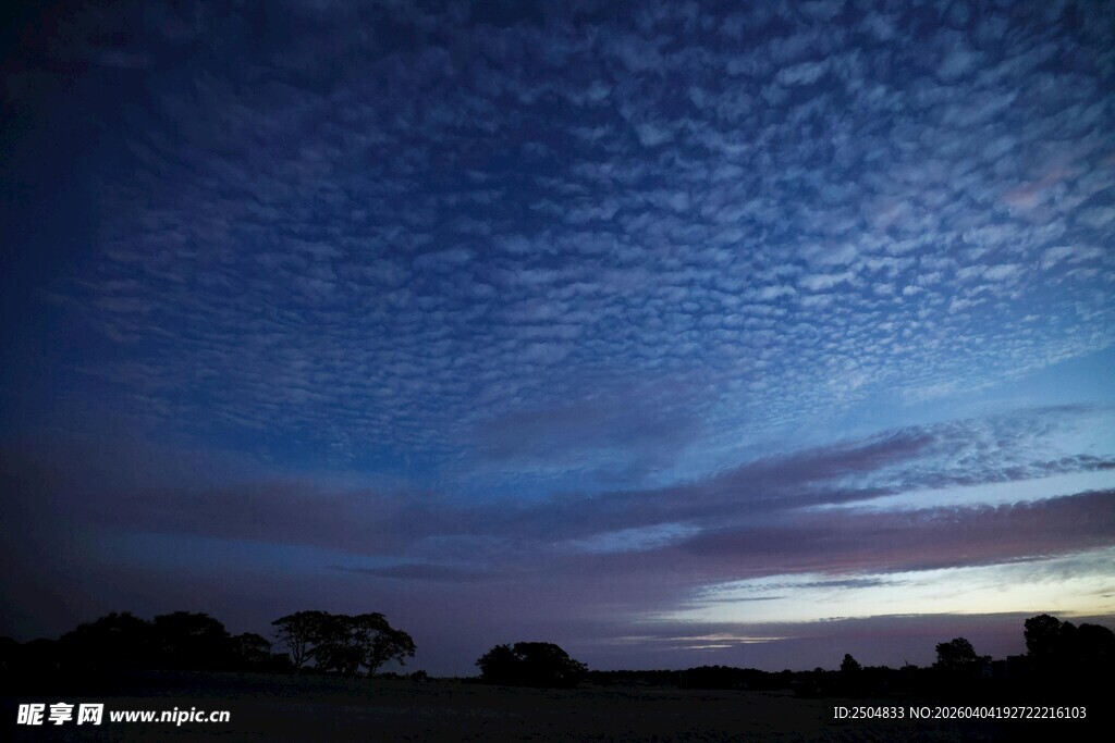 夜幕下的绚丽天空