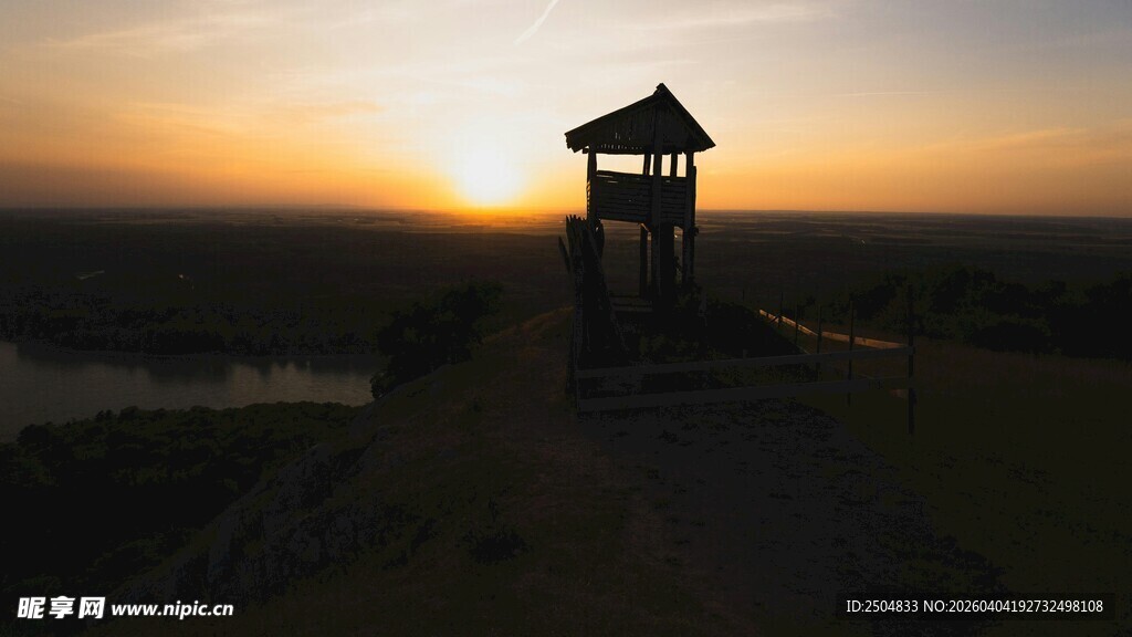 日落时分的孤独瞭望亭