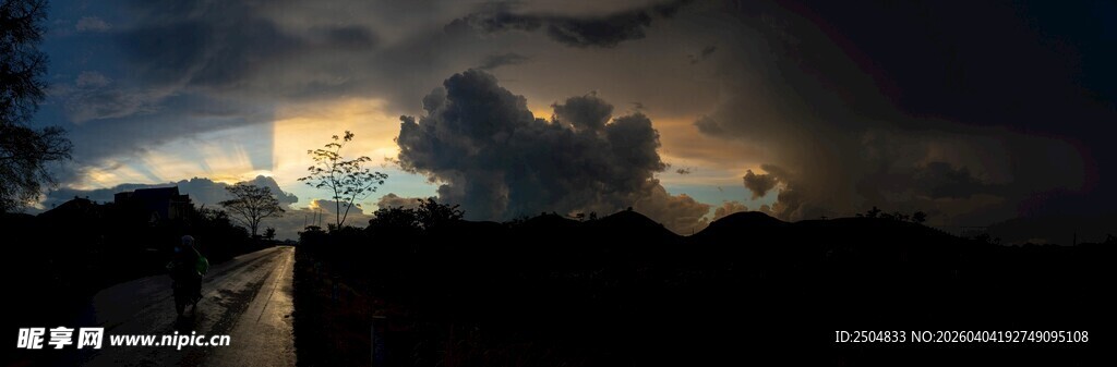 暴风雨前的壮丽天空景观