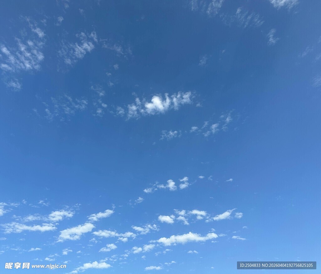 晴朗蓝天 飘浮朵朵白云