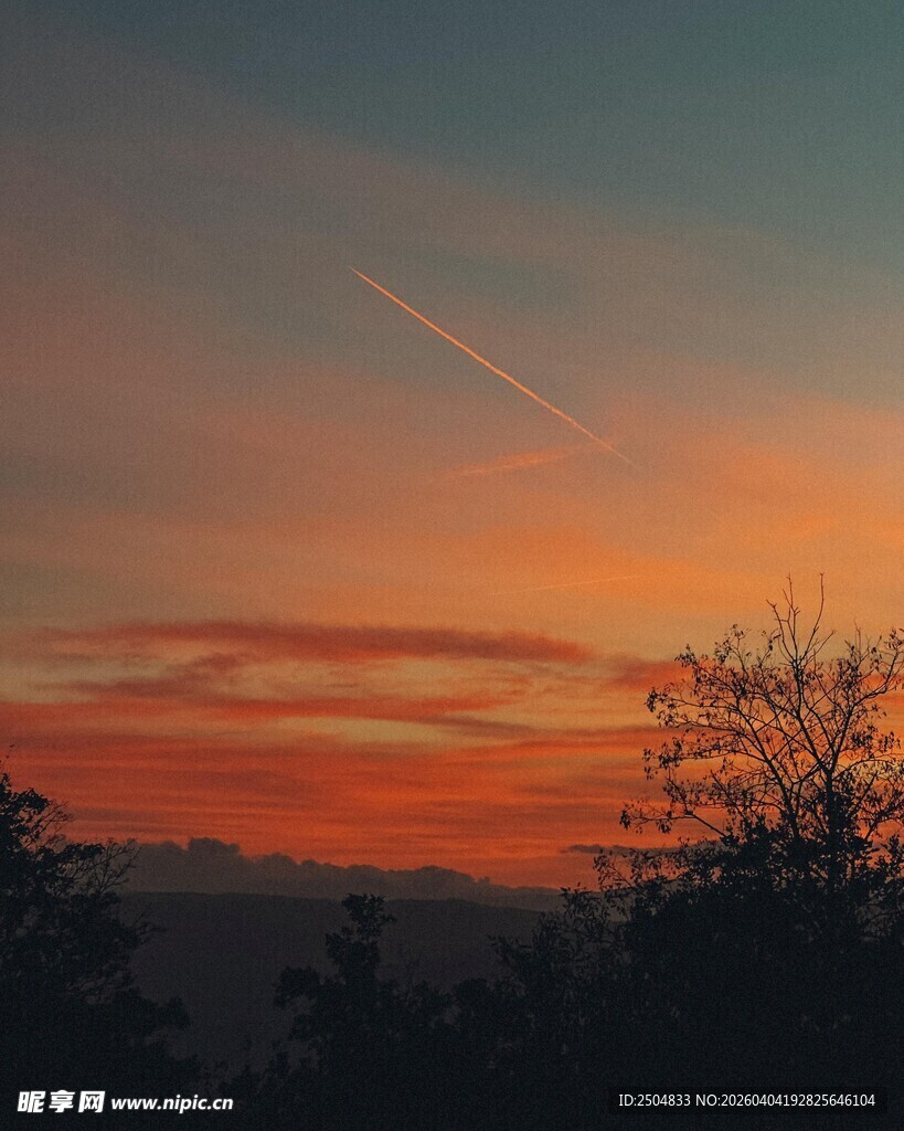 日落时分的绚烂天空