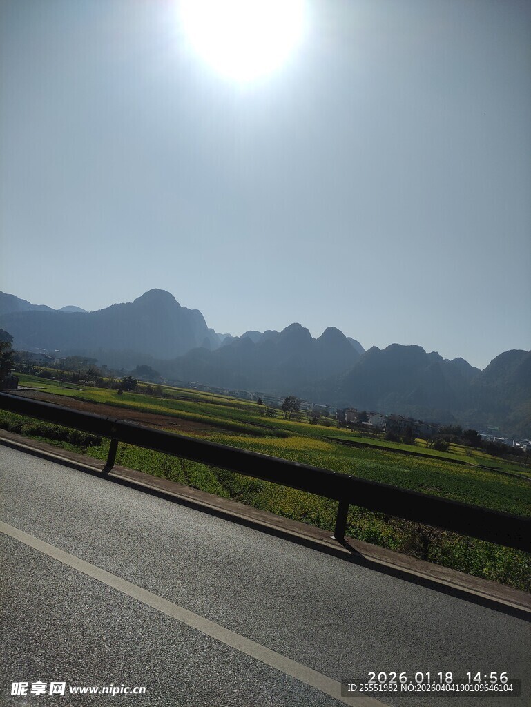 公路旁的山景与明媚阳光