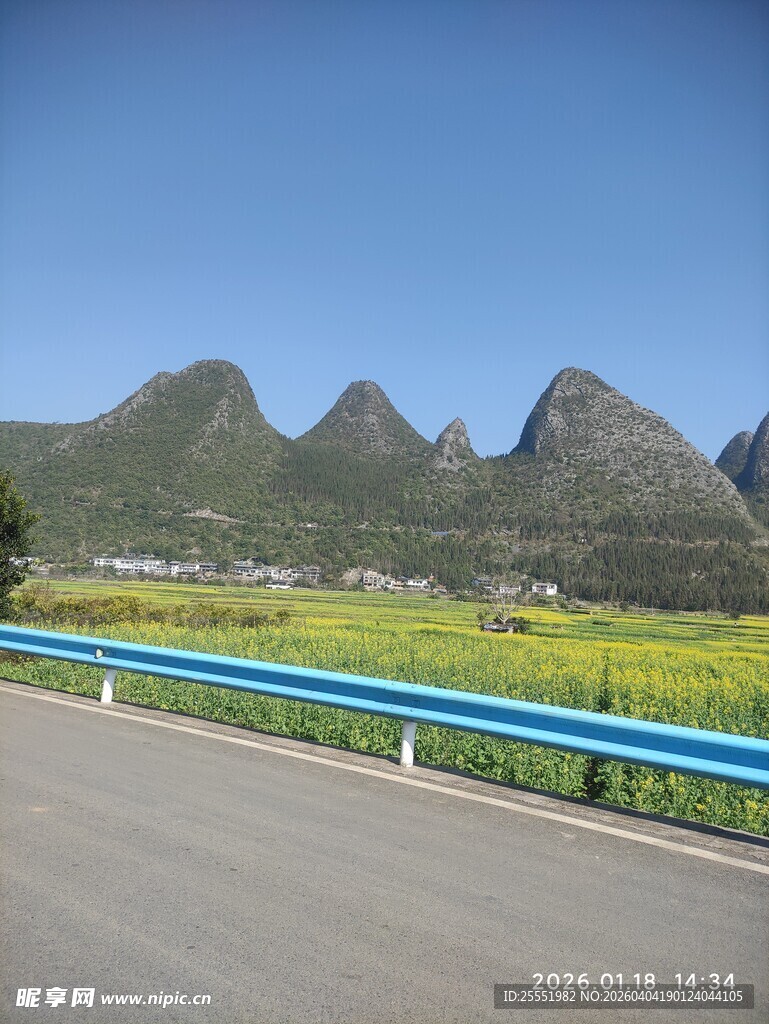 公路旁的秀丽山峦风光