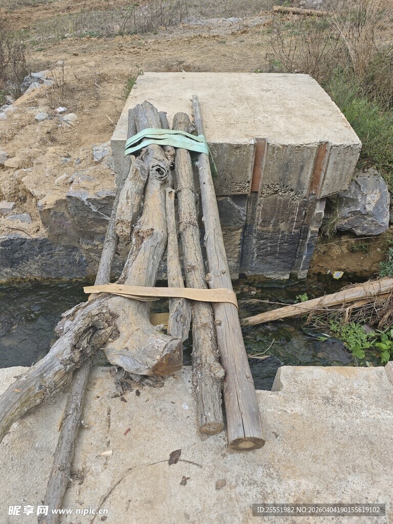 老旧木梯靠在石砌井口