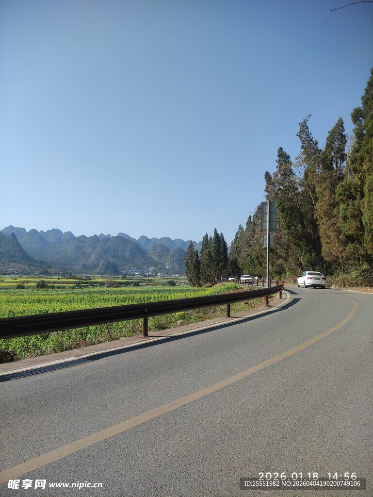 蜿蜒公路旁的秀丽风景