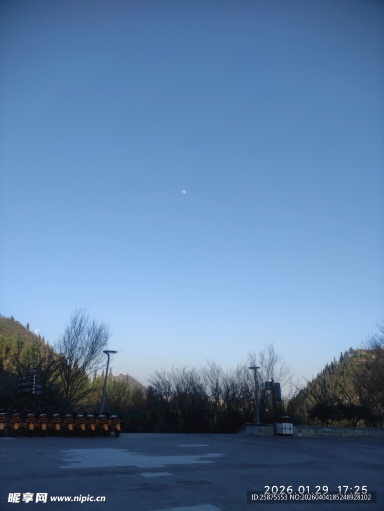 冬日河畔宁静风光