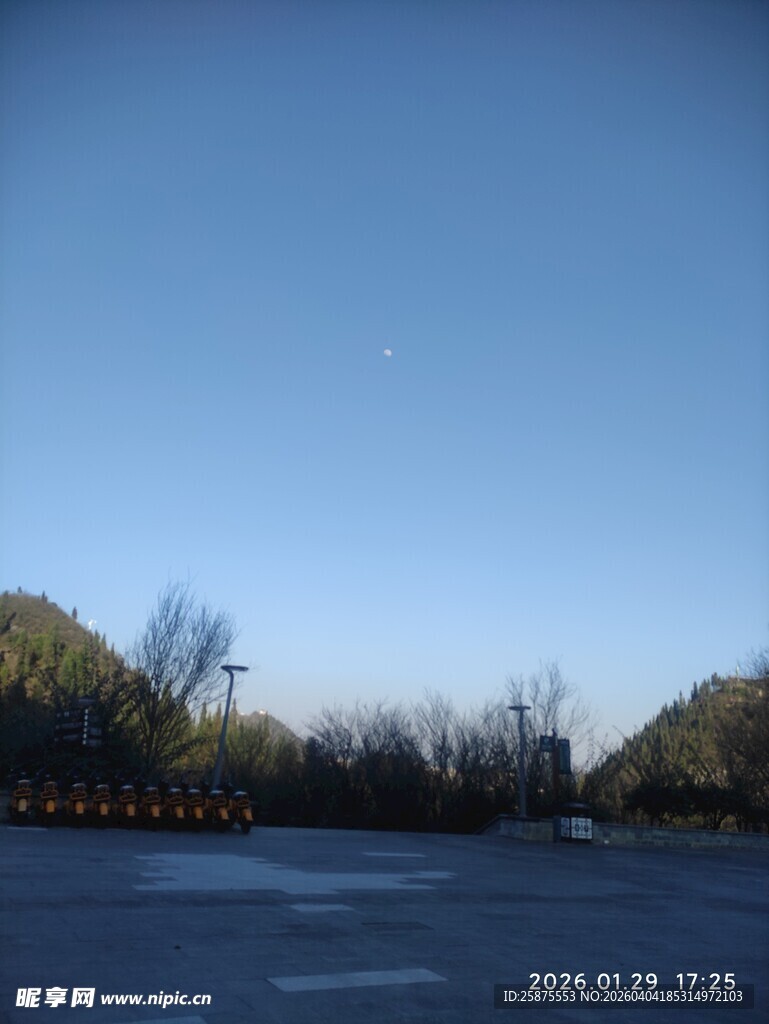 冬日冰封湖面与远山景色