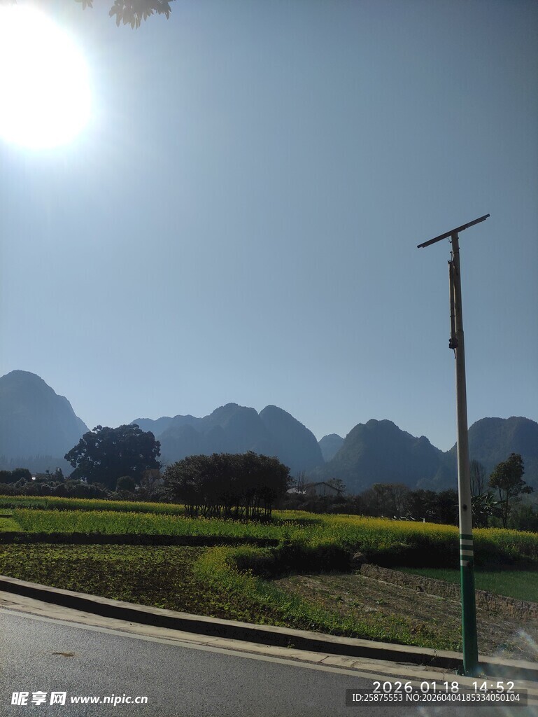 乡村阳光公路与远山景色