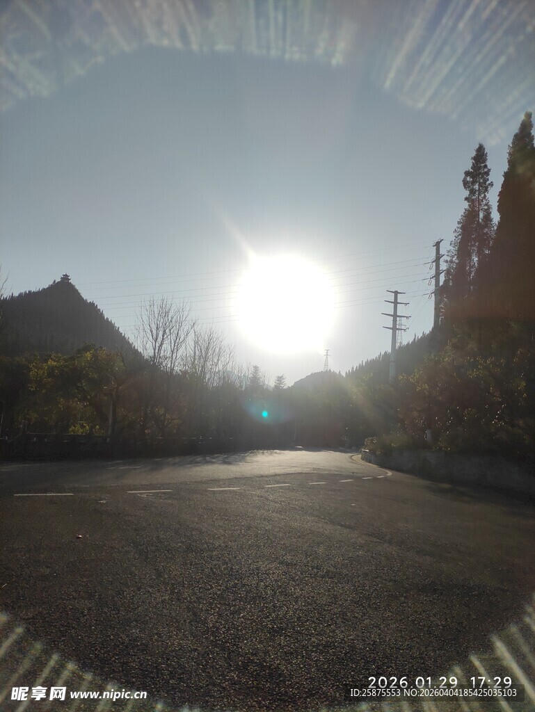 阳光照耀下的空旷道路