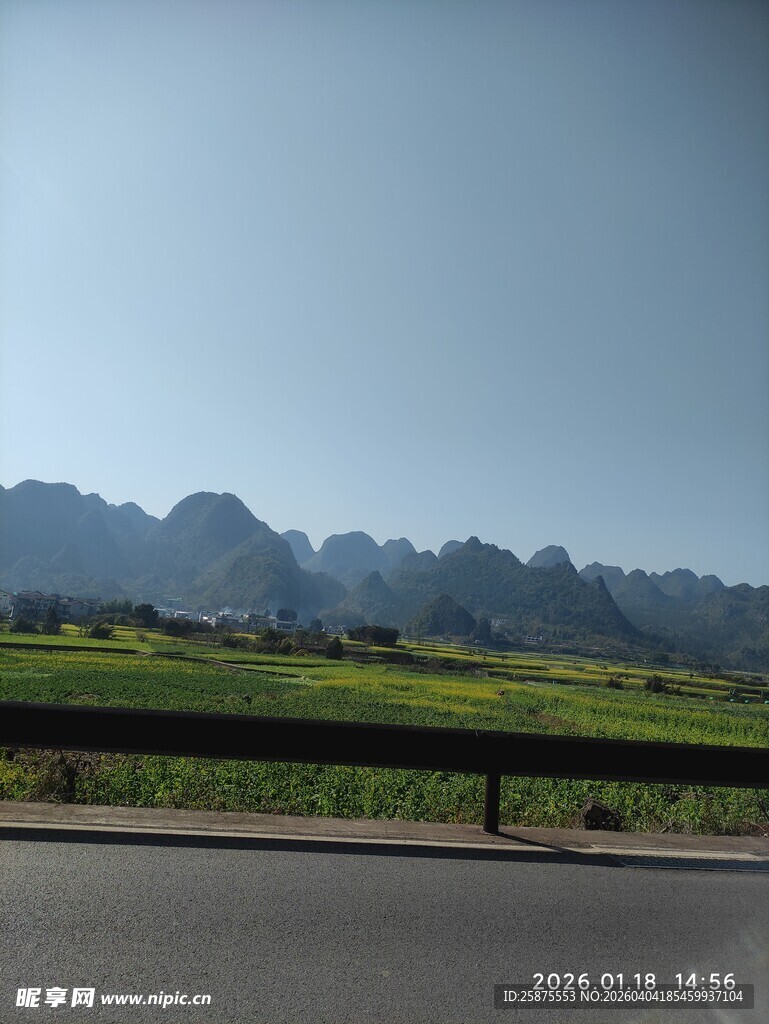 公路旁的田园与远山景色