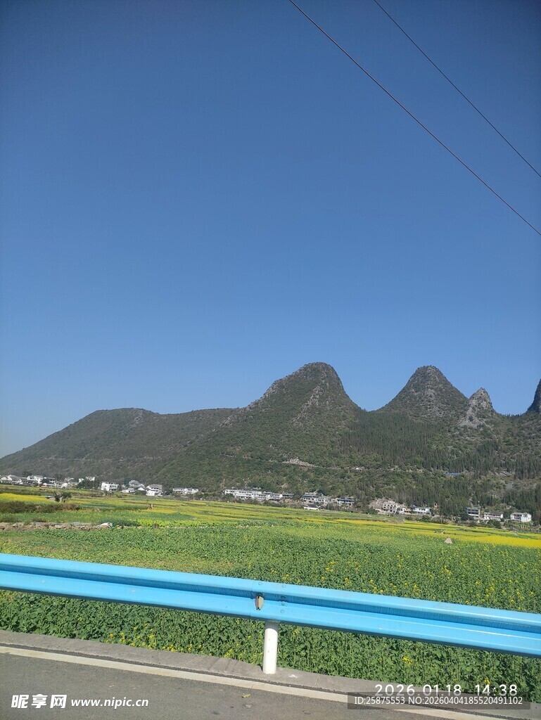 公路旁的青山绿野风光