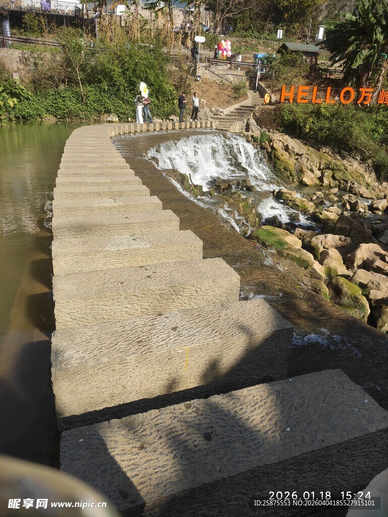 乡村石砌小道与潺潺流水