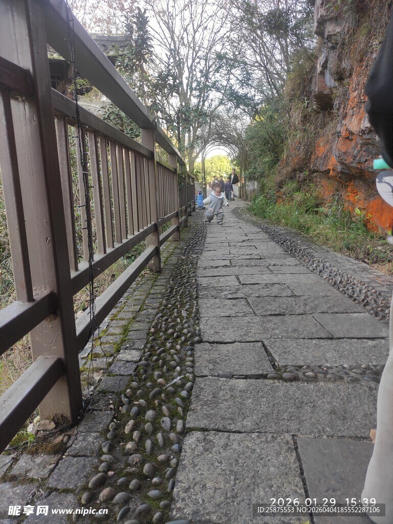 古巷石板路 静谧日式风景