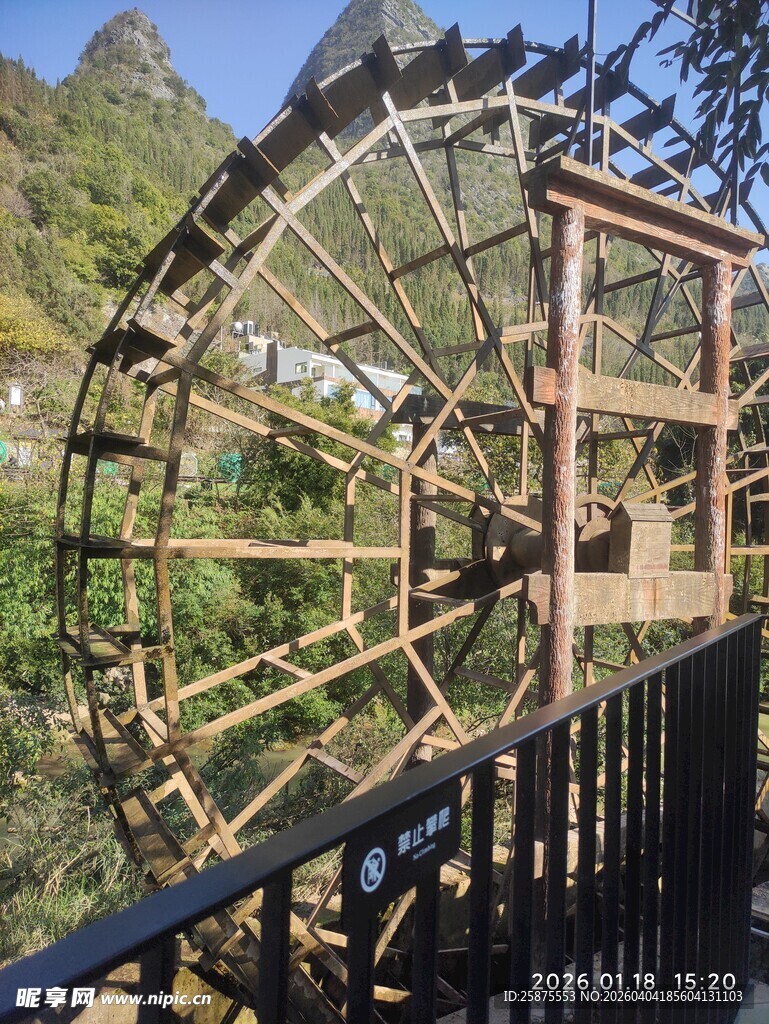 古朴大水车 山间风景线