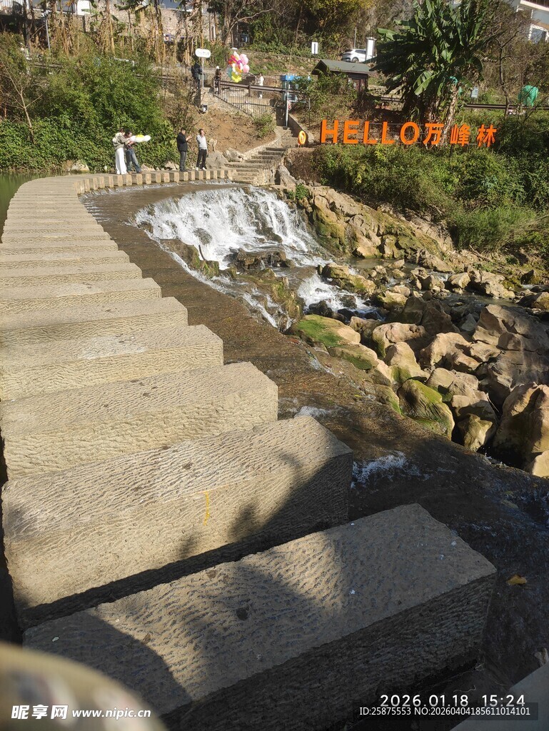 户外花园石砌流水景观