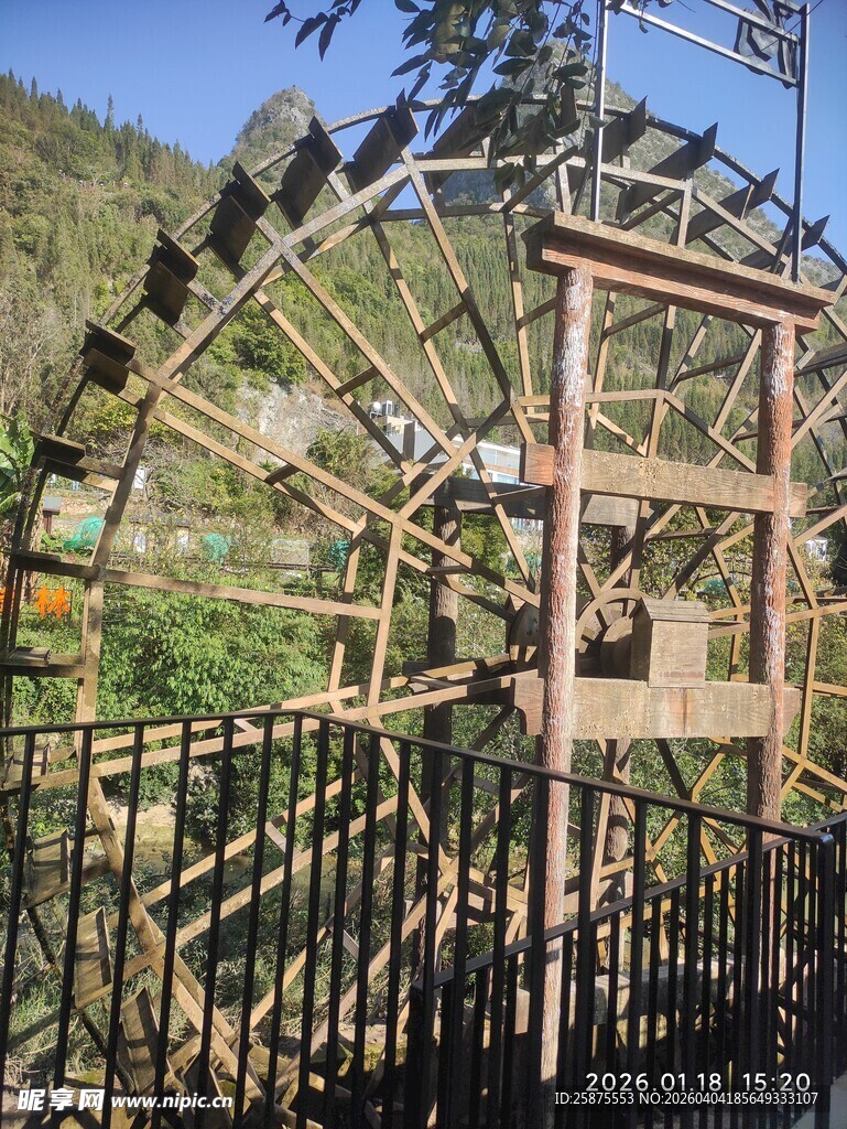 古老水车静立山间