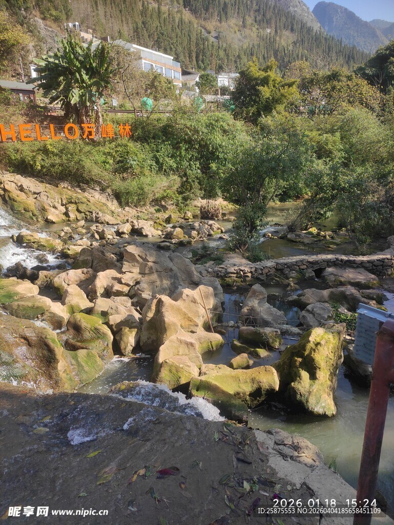 山间溪流旁的嶙峋怪石