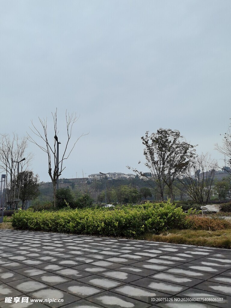 户外开阔的砖石铺就场地
