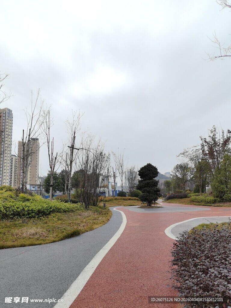 城市中蜿蜒的多彩步道