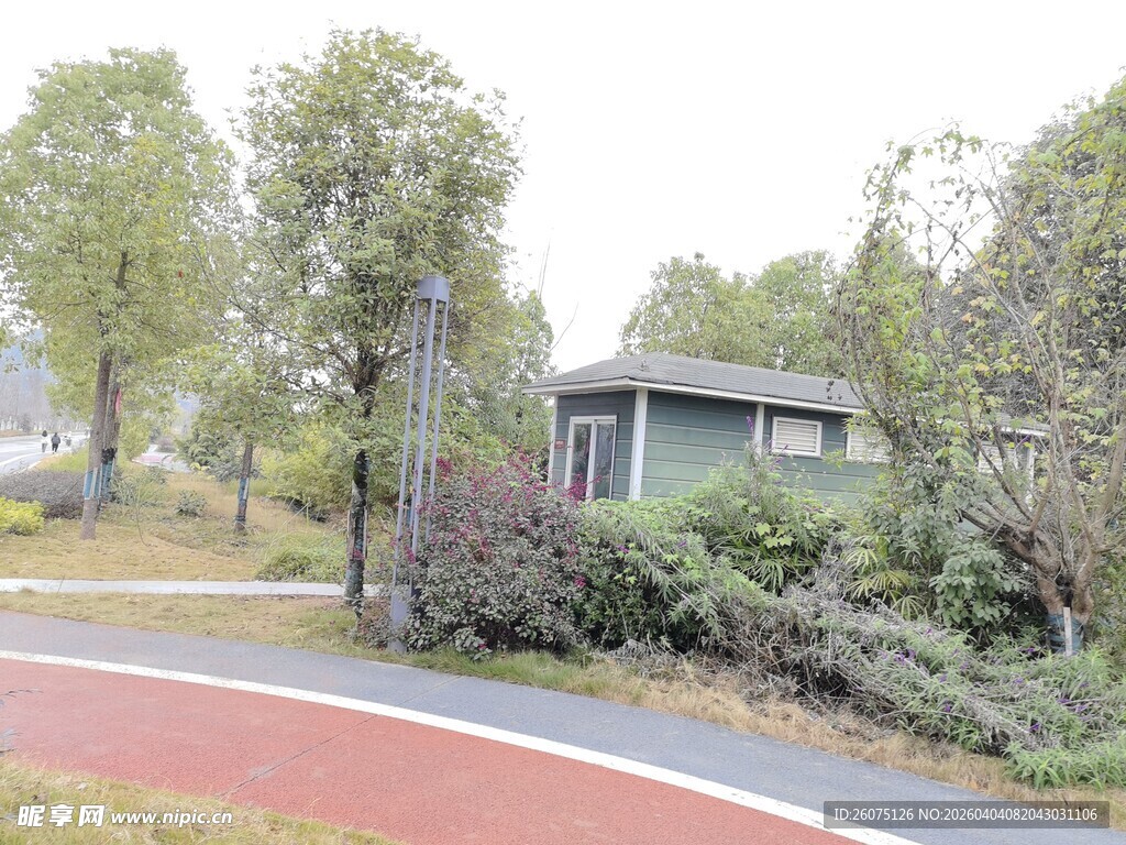 户外休闲小道旁的小屋