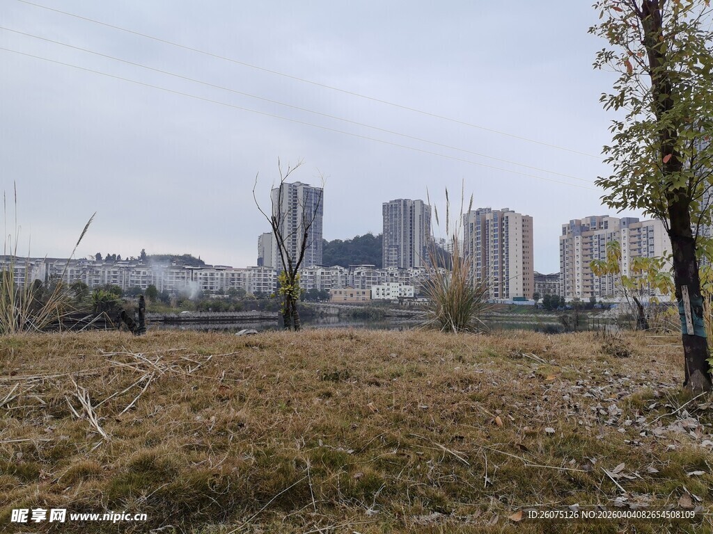 城郊荒地与远处高楼景观