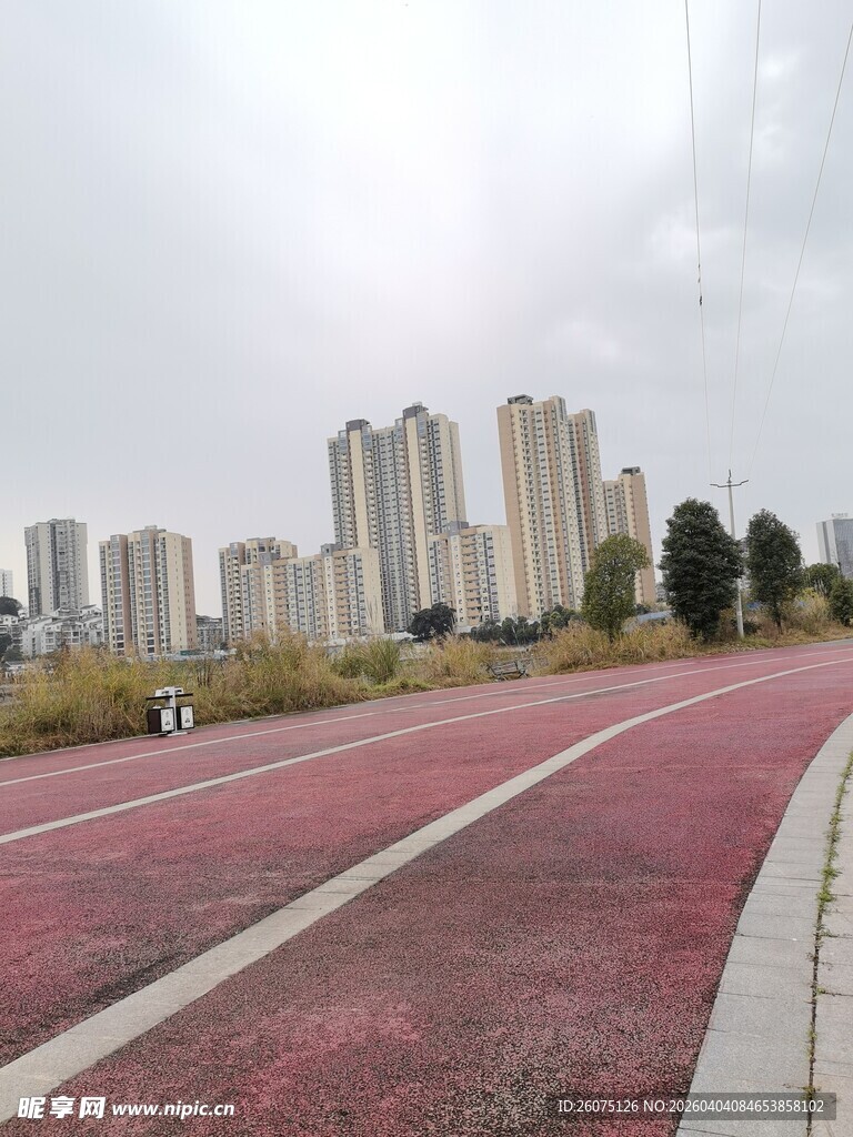 城市中的红色步道与高楼