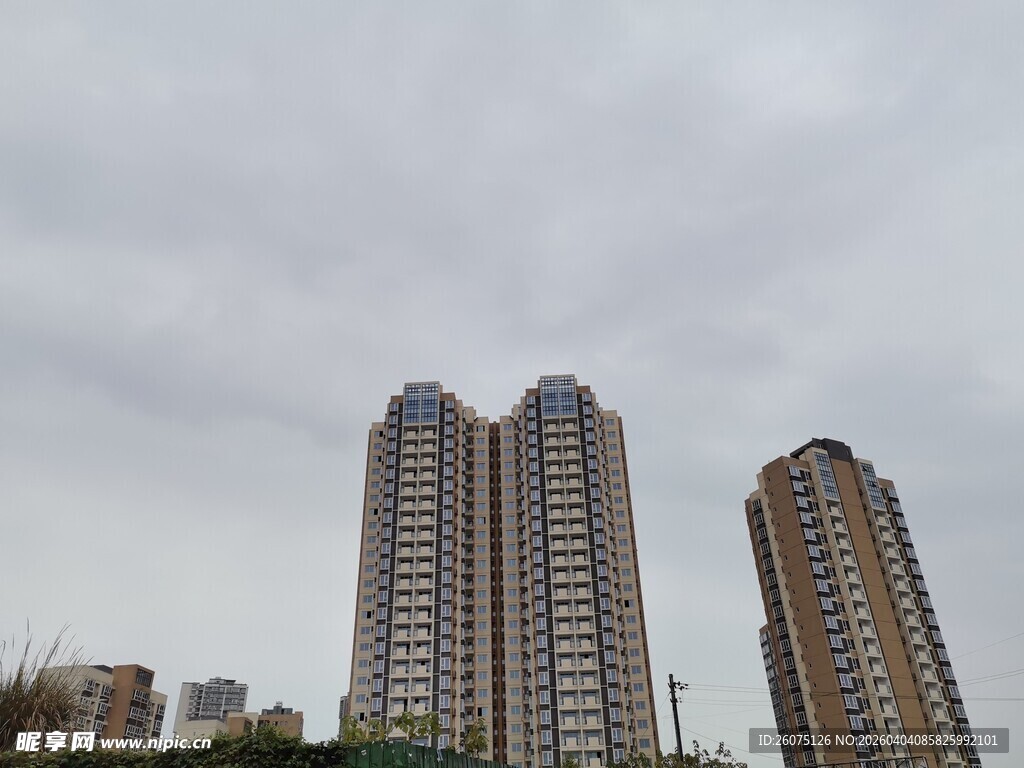 城市高楼阴天下的建筑景观