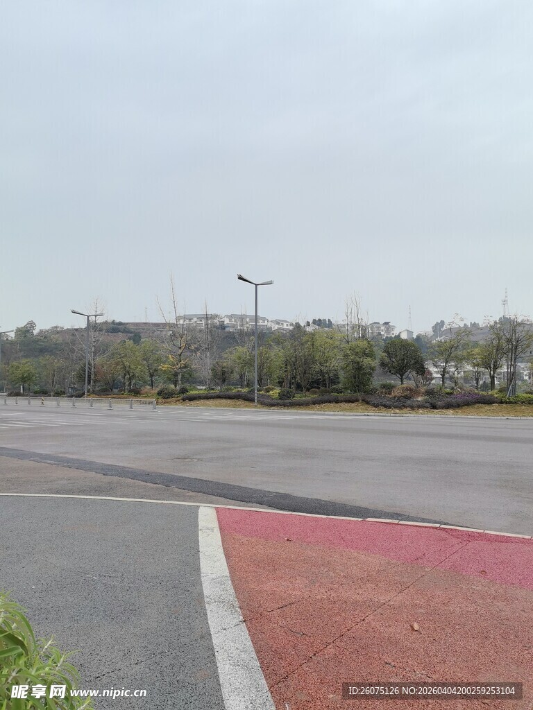 空旷道路旁的红灰路面