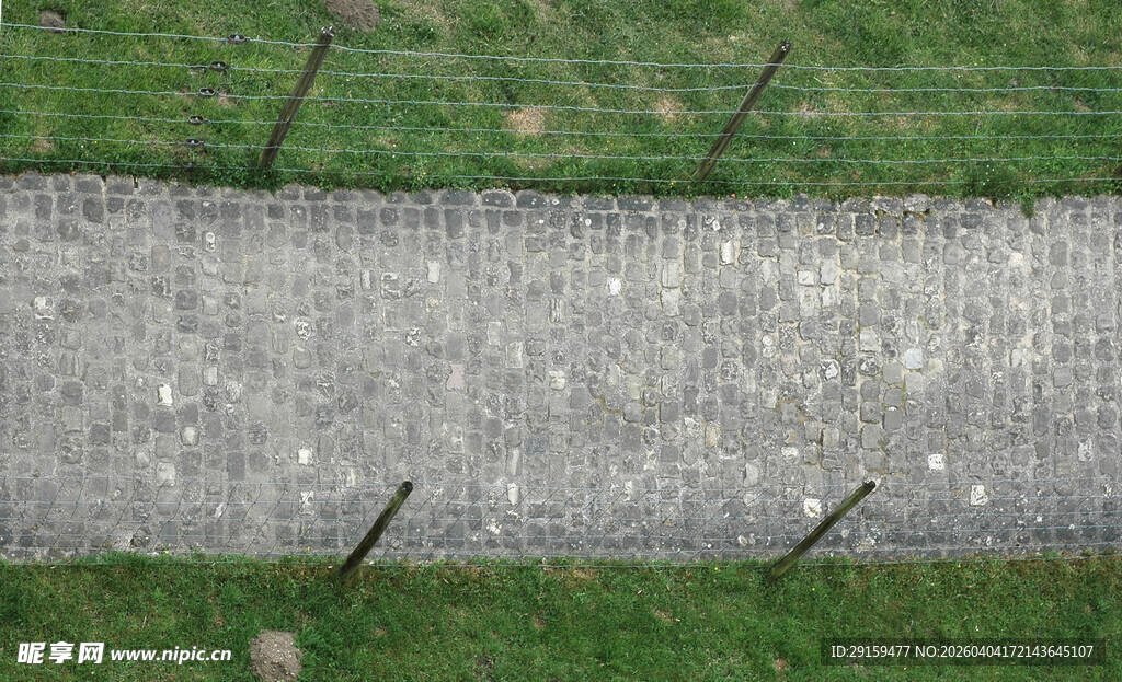 草地中的灰色碎石小径