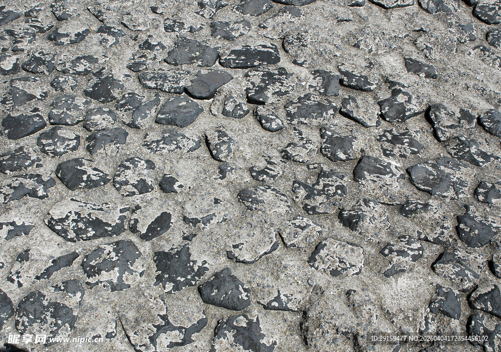 粗糙斑驳的灰色岩石表面