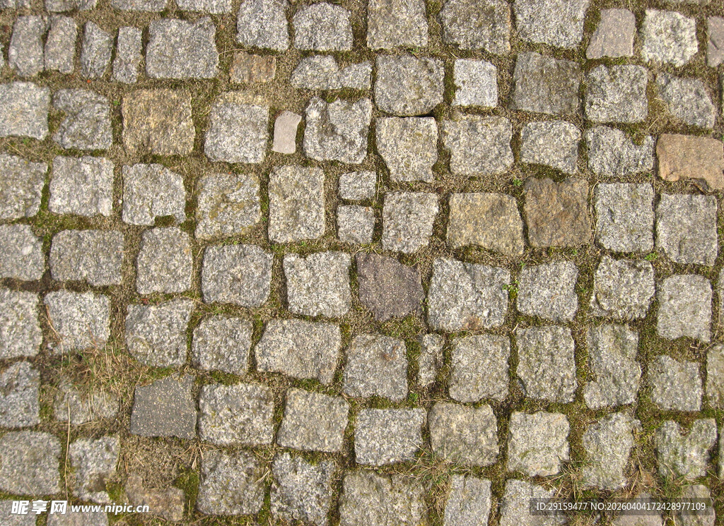 石板铺就的古朴地面