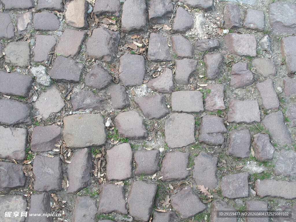 石板铺就的古朴路面