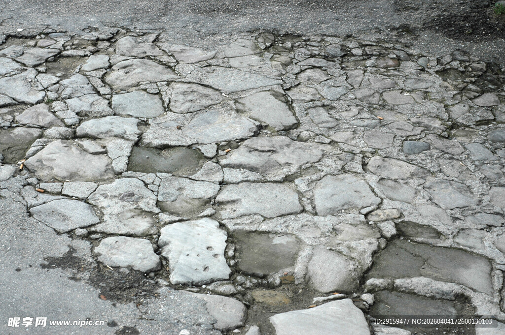 古老石块铺就的地面纹理