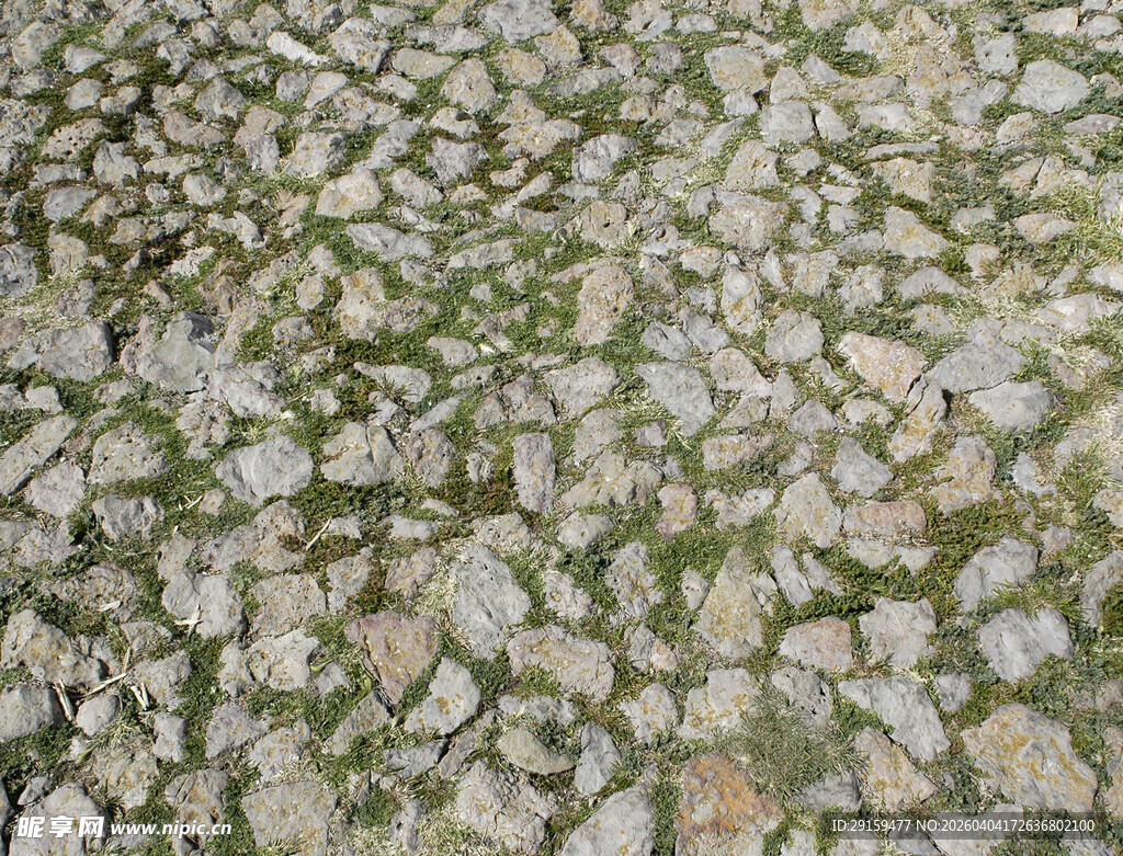 石板铺就的古朴地面