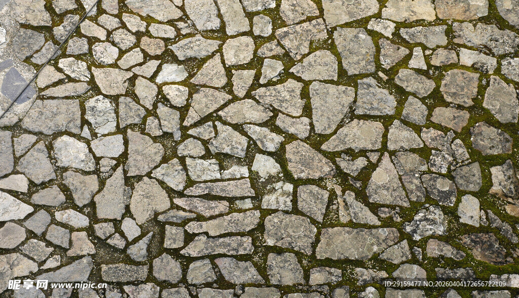 石板铺就的古朴地面