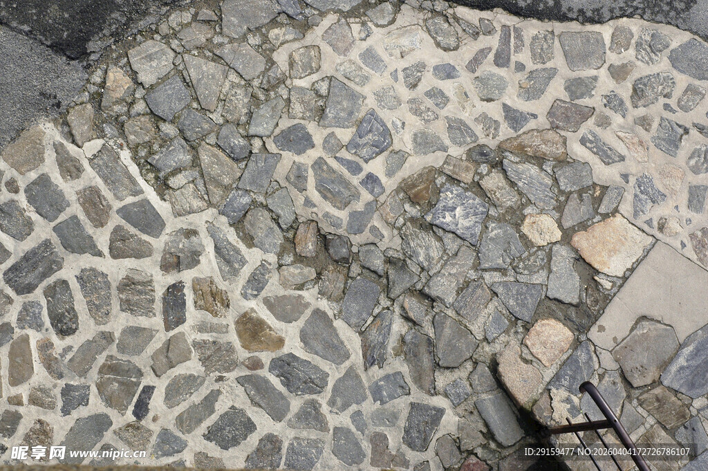 鹅卵石铺就的地面景观