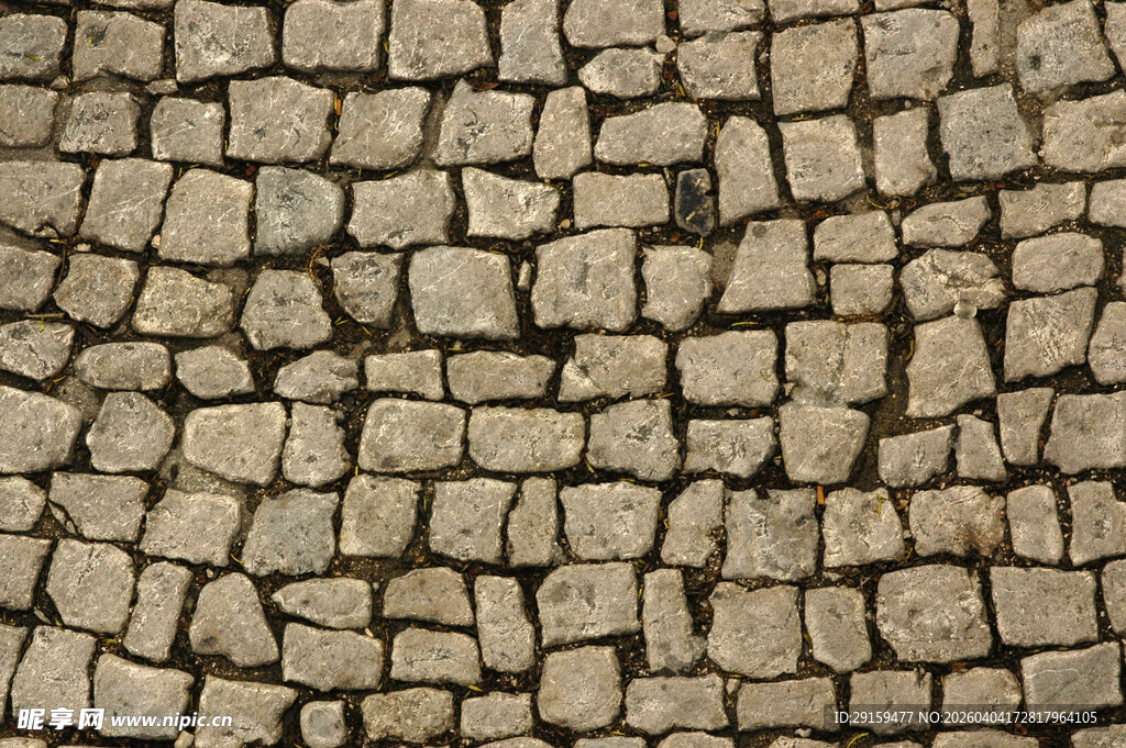 古朴石块铺就的路面纹理