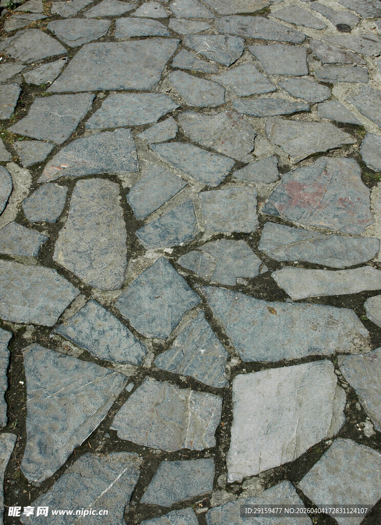 石板铺就的古朴地面