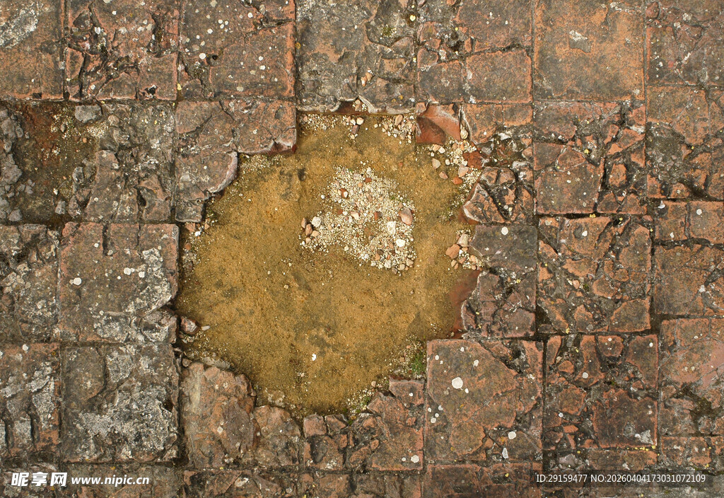 地面上的锈迹斑斑井盖